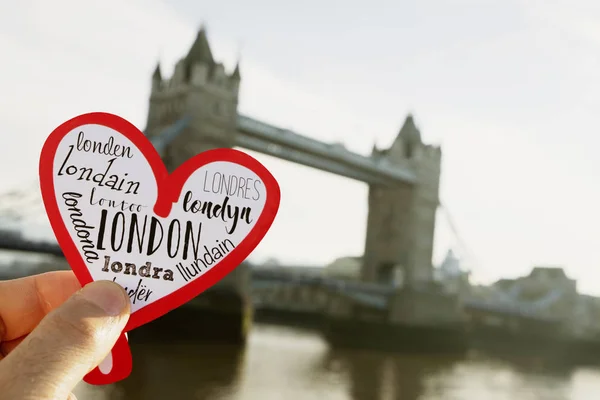 Coeur au Tower Bridge à Londres, Royaume-Uni — Photo