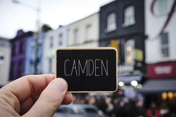 Palavra Camden em um sinal em Londres, U — Fotografia de Stock