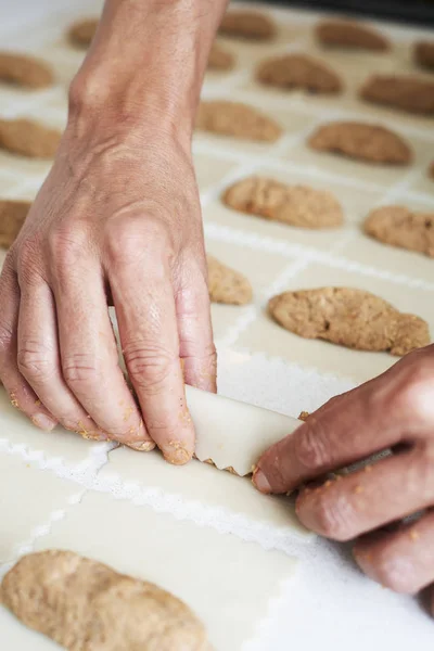 Man preparing meat stuffed cannellon — Stock Photo, Image