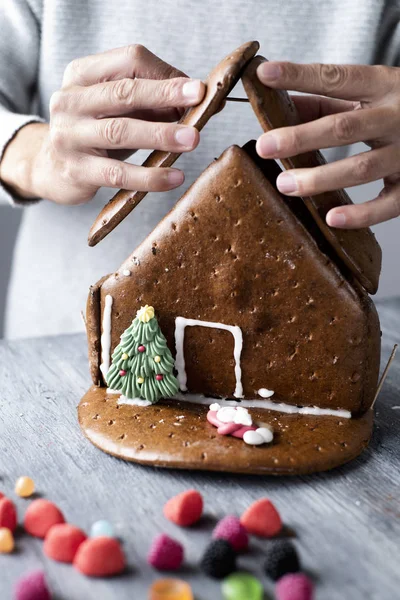 Hombre haciendo una casa de jengibre — Foto de Stock