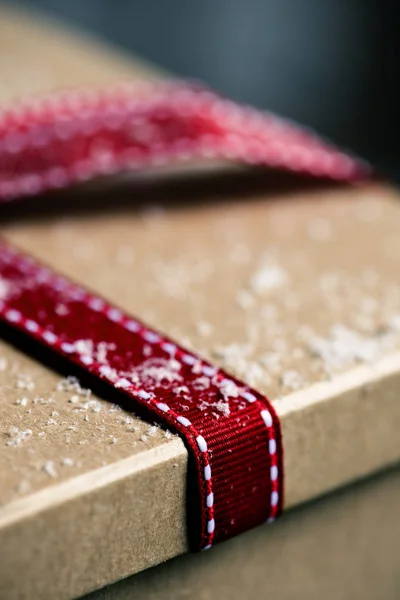 Confezione regalo legata con un bel nastro rosso sul sno — Foto Stock