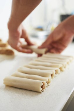 Adam doldurulmuş et hazırlıyor.