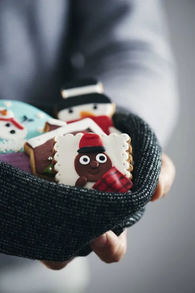 Hombre con galletas de Navidad en sus manos — Foto de Stock