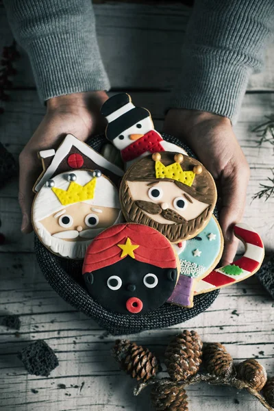 Hombre con galletas de Navidad en sus manos — Foto de Stock