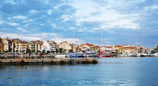 Uma vista para o porto de Cambrils, em Espanha — Fotografia de Stock