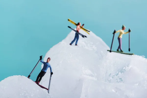 Groep miniatuur skiërs — Stockfoto