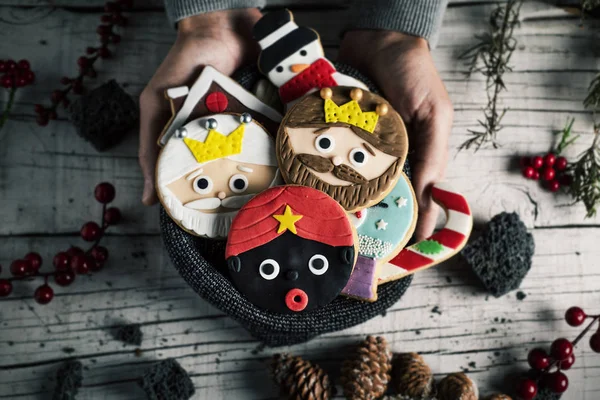 Hombre con galletas de Navidad en sus manos — Foto de Stock