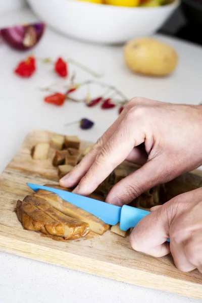 Man snijden een stuk van seitan — Stockfoto