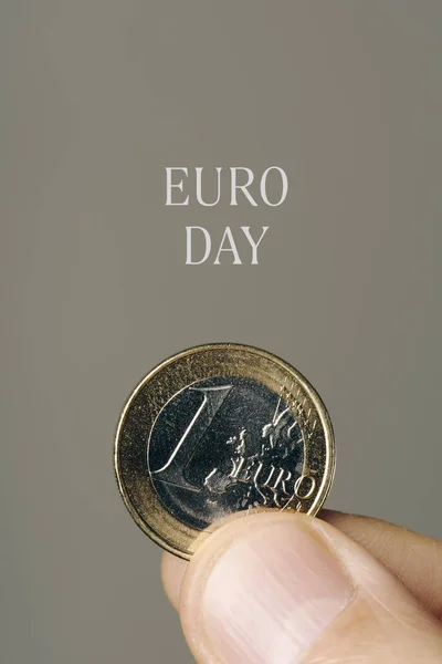 Jeden euromince a text euro den — Stock fotografie