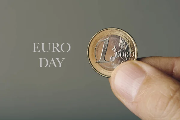 Moneda de un euro y texto euro día — Foto de Stock
