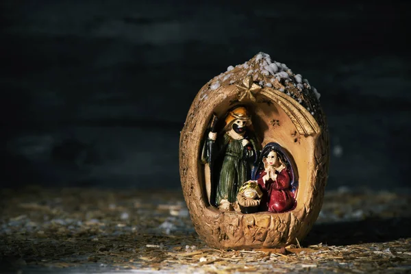 La sainte famille dans une crèche rustique — Photo