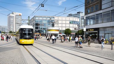 Berlin, Almanya 'da Alexanderplatz' da tramvay
