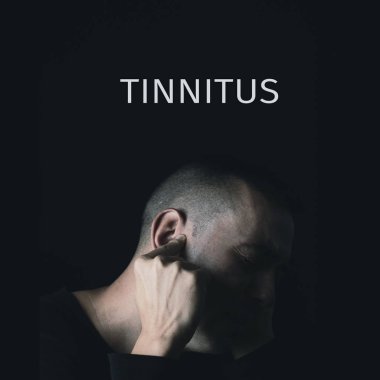 Kulak çınlaması geçiren adam.