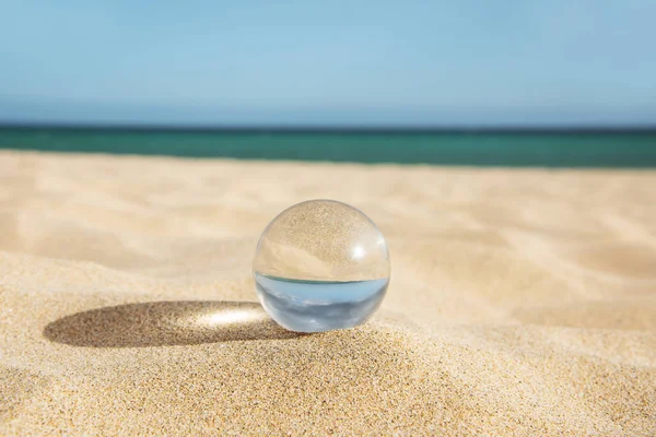 Boule de cristal sur le sable d'une plage — Photo