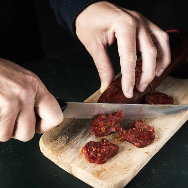Chorizo cortado, salchicha de cerdo curada española —  Fotos de Stock