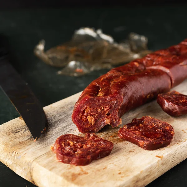 Хорізо, готова свиняча ковбаса типова для Іспанії — стокове фото