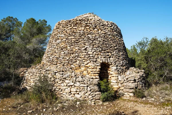 Suchý kamenný úkryt v Katalánsku, Španělsko — Stock fotografie