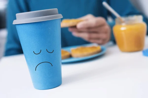 Uomo e tazza di caffè con un viso triste a colazione — Foto Stock