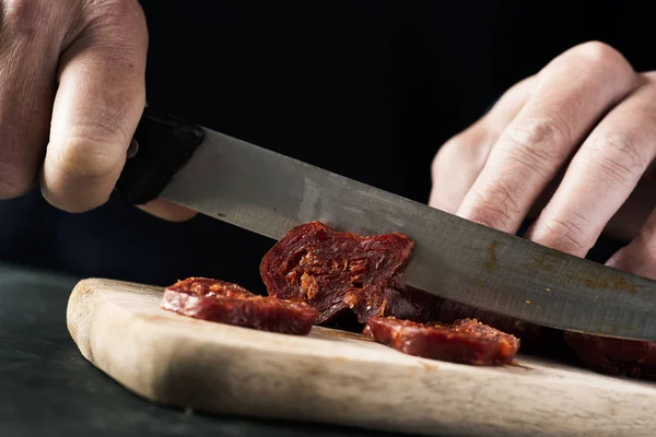 Резка чоризо, испанские сосиски из свинины — стоковое фото