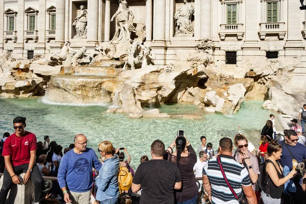 Roma 'daki Trevi Çeşmesinde turistler, İtal — Stok fotoğraf