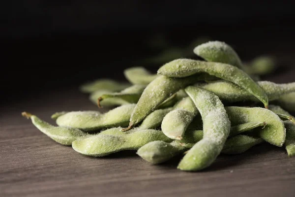 Замороженные edamame, японские зеленые соевые бобы в po — стоковое фото