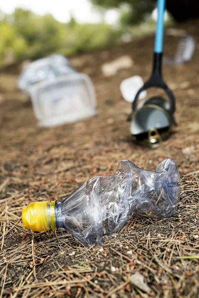 Müllsammeln im Wald — Stockfoto