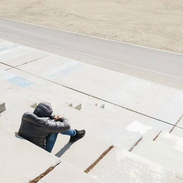 Mann auf Außentreppe zusammengerollt — Stockfoto