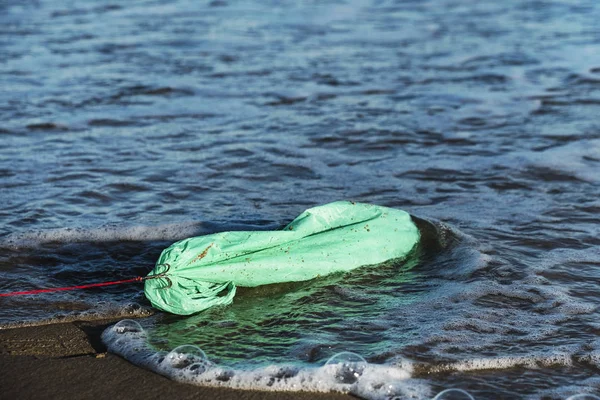 Bolsa de plástico usada en un anzuelo de pescado — Foto de Stock