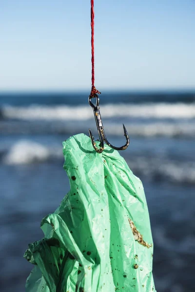 Bolsa de plástico usada en un anzuelo de pescado — Foto de Stock