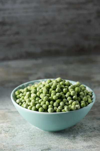 Frozen green peas in a bowl — Stock Photo, Image