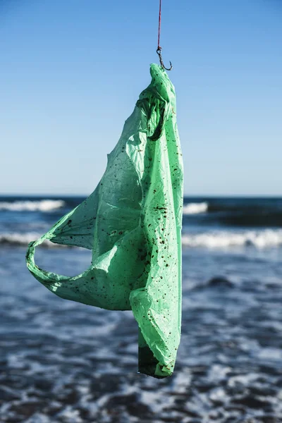 Saco de plástico usado em um gancho de peixe — Fotografia de Stock