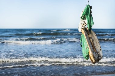 Balık kancasındaki plastik nesneler kullanılmış.