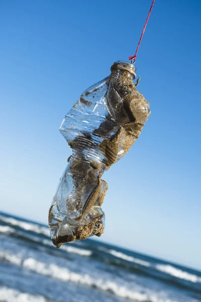 Gebruikte plastic fles in een vishaak — Stockfoto