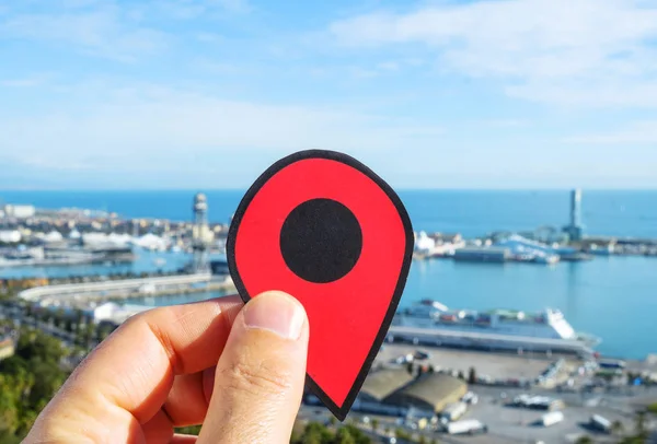 Marcador vermelho apontando o porto de Barcelona, Espanha — Fotografia de Stock