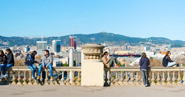 İspanya 'nın Barcelona kentindeki Montjuic Hill' deki insanlar — Stok fotoğraf