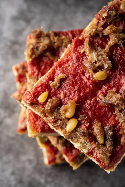 Coc de tomata, uma torta espanhola com tomate e tun — Fotografia de Stock