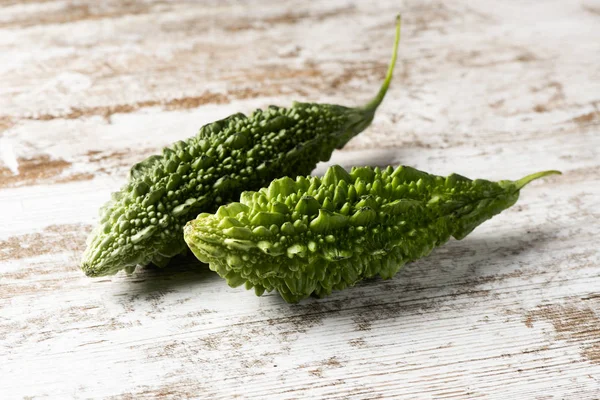 Rohe Karela auf einem Tisch — Stockfoto