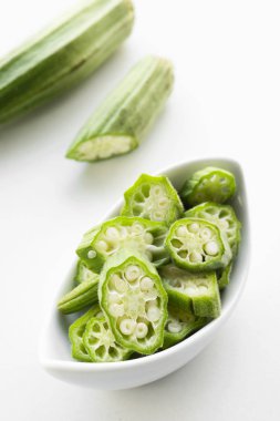 Bir kasede doğranmış çiğ bamya kabukları.