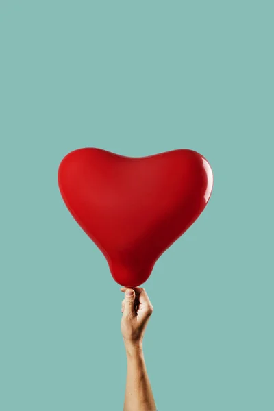 Mann mit rotem Ballon in Herzform — Stockfoto