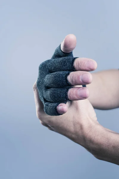 Man met een compressie handschoen — Stockfoto