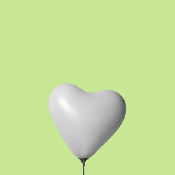 Balón ve tvaru srdce na zeleném pozadí — Stock fotografie
