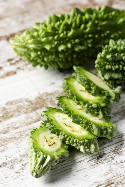 Plakjes rauwe karela op een tafel — Stockfoto