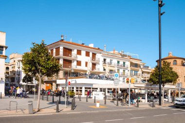 İspanya 'da Cambrils' in sahil şeridindeki insanlar