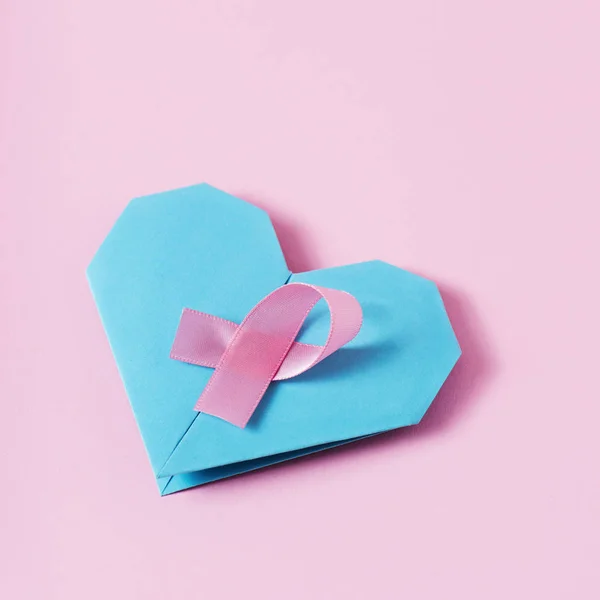 Coração azul e fita rosa para o câncer de mama — Fotografia de Stock
