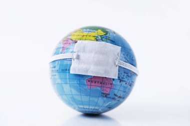 Koruyucu maskeli bir karasal küre