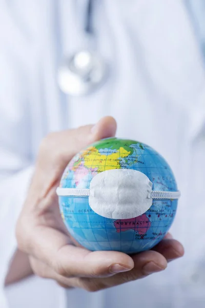 Doctor hombre mostrando un globo con una máscara — Foto de Stock