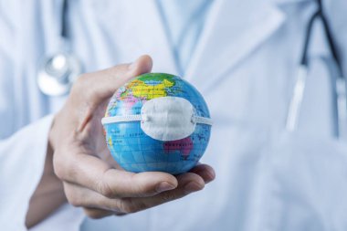 Doktor maskeli küreyi gösteriyor.