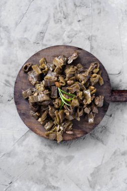 Habas fritas, geniş fasulyelerin İspanyol tarifi.