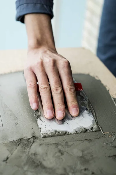 Homem espalhando algum concreto em uma superfície — Fotografia de Stock