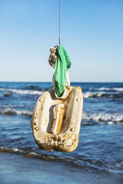 Balık kancasındaki plastik nesneler kullanılmış. — Stok fotoğraf